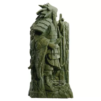 Estátua verde de personagem com armadura, capa e adaga