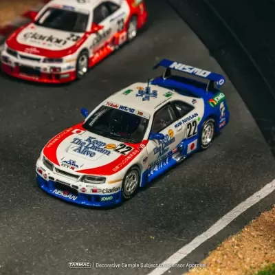 Miniatura de carro de corrida Nissan com decoração branca, azul e vermelha e números 22 em pista em miniatura