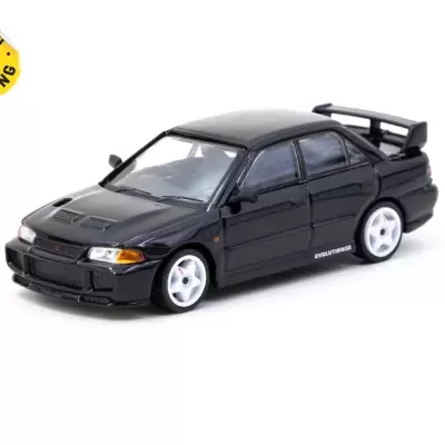 Miniatura de carro desportivo preto com rodas brancas e asa traseira