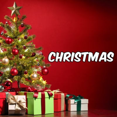 Árvore de Natal decorada com bolas e luzes junto a presentes e texto CHRITMAS