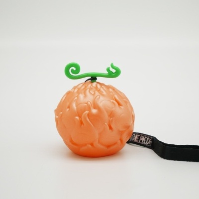 Brinquedo laranja e verde com alça preta com texto ONE PIECE