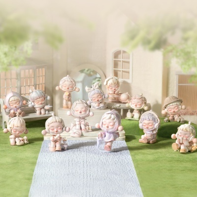 Figuras decorativas de cerâmica pastel em cenário de jardim
