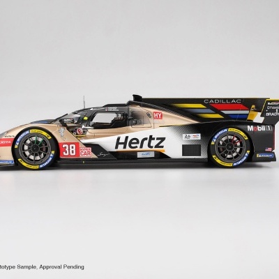 Modelo de carro de corrida preto e dourado com logo Hertz e número 38