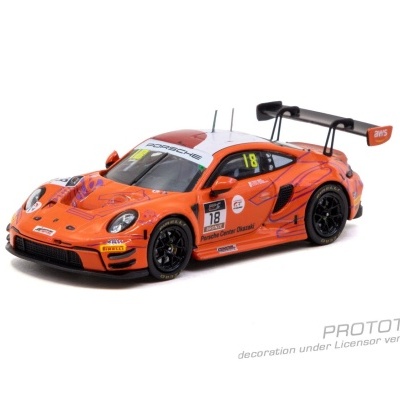Modelo de carro de corrida Porsche GT3 laranja com detalhes e número 18