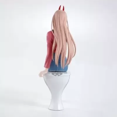 Figura de personagem sentada num vaso sanitário, vista de trás