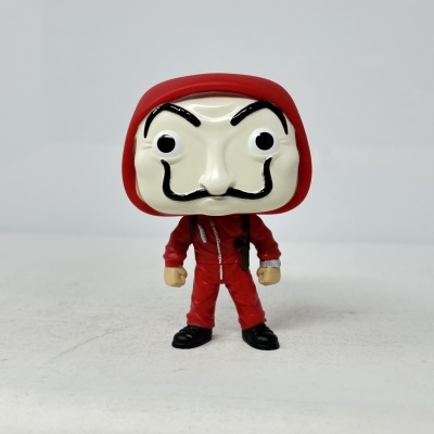 Figura de ação com máscara branca e macacão vermelho
