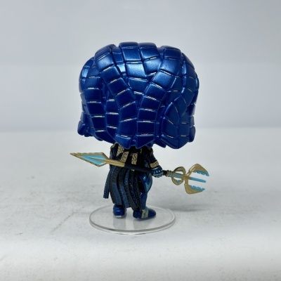 Figura colecionável azul metálico com tridente dourado em base transparente