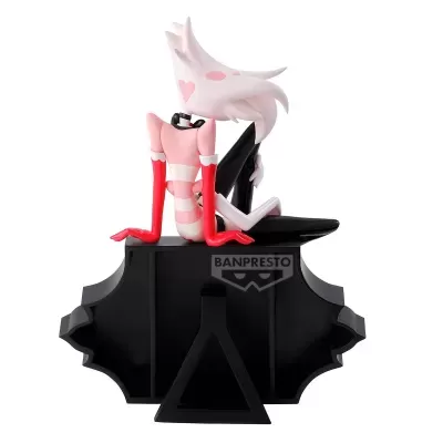 Figura colecionável feminina com vestido rosa e luvas vermelhas numa base preta com logo BANPRESTO