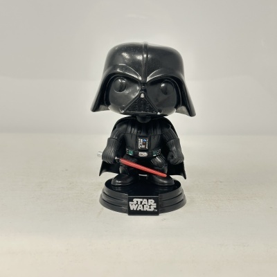 Figura Funko Pop Darth Vader preto com base preta e placa STAR WARS