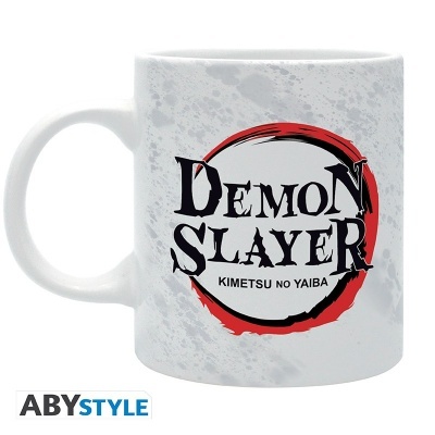 Caneca branca com logótipo Demon Slayer e texto Kimetsu no Yaiba