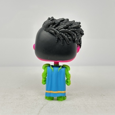 Boneco de vinil com capa azul visto de costas