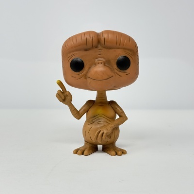 Funko Pop do personagem ET castanho com olhos pretos e mão direita levantada