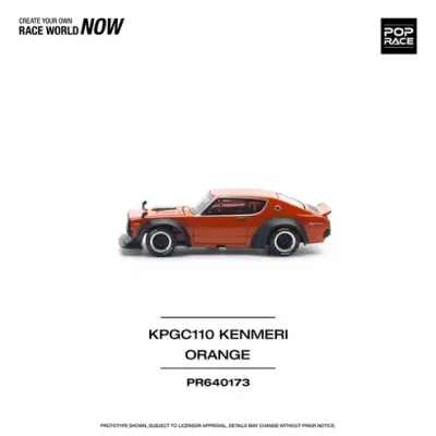 Miniatura de carro desportivo laranja KPGC110 KENMERI em fundo branco