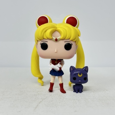 Figura Funko Pop da personagem Sailor Moon com gato roxo pequeno