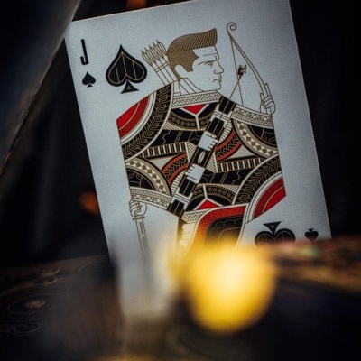 Carta Jack de espadas com desenho estilizado de um arqueiro