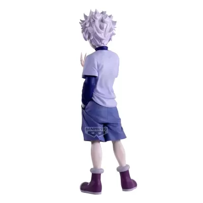 Figura de personagem anime com roupa azul e branca vista de costas
