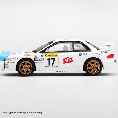 Miniatura de carro de rali branco com rodas douradas e número 17