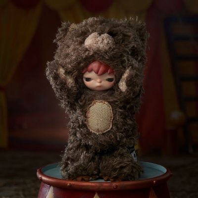 Boneco fantasiado de urso peludo em pedestal vermelho
