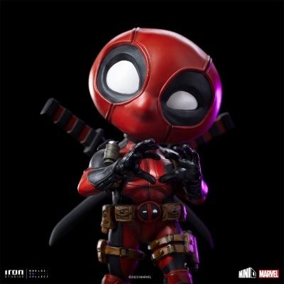 Figura colecionável do Deadpool em vermelho e preto com espadas nas costas