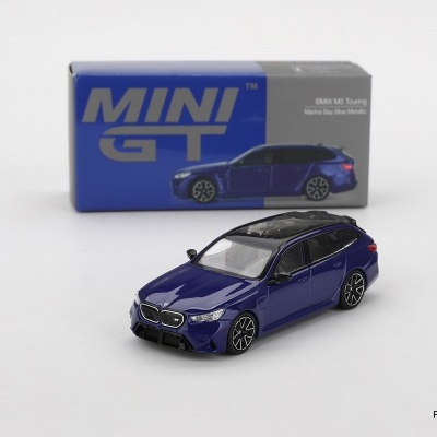 Miniatura azul escuro de BMW M5 Touring com tejadilho preto e caixa do produto azul e cinza atrás