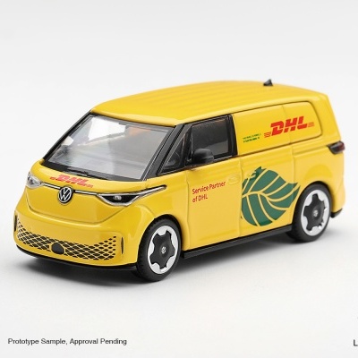 Miniatura de carrinha de entrega DHL amarela com logótipos VW e DHL, padrão verde e texto Service Partner of DHL.