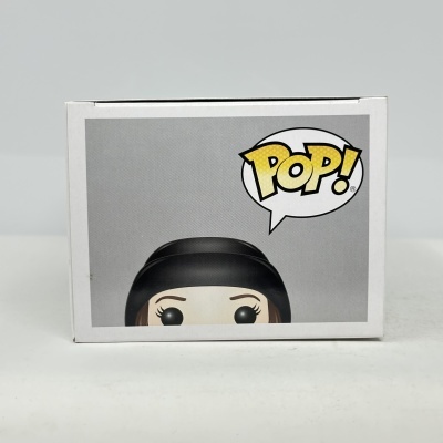 Caixa branca Funko Pop com imagem de figura e texto POP!
