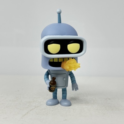 Boneco de plástico do robô Bender a soltar chama pela boca e a segurar uma garrafa.