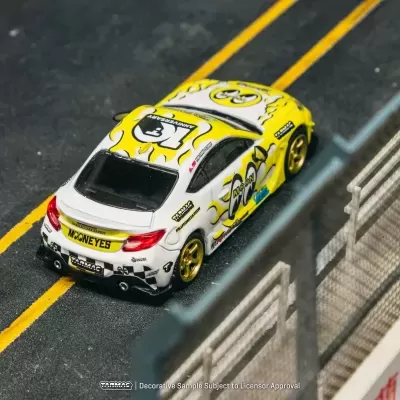 Miniatura de carro de corrida branco com detalhes amarelos e rodas douradas numa pista