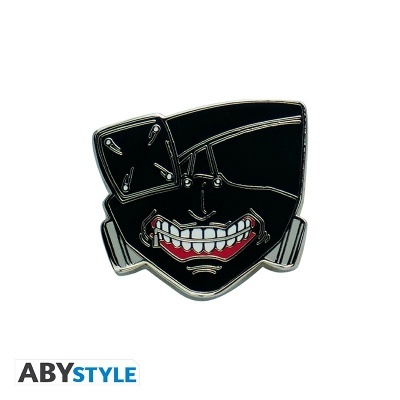 Pin metálico com desenho de máscara preta, dentes brancos e sorriso vermelho