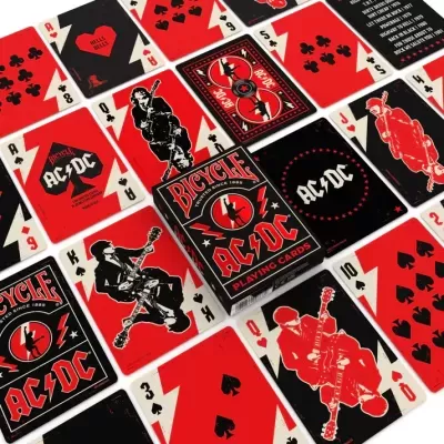 Cartas de baralho temáticas AC/DC da marca Bicycle, com cartas vermelhas, pretas e brancas e imagens de guitarristas.