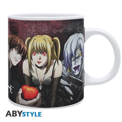 Caneca com personagens de anime segurando uma maçã vermelha