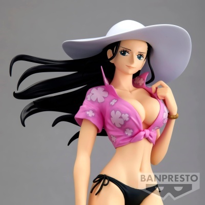 Figura anime feminina com chapéu branco, camisa rosa floral e biquíni preto