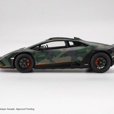 Modelo de carro desportivo com pintura camuflada verde e cinza sobre fundo branco
