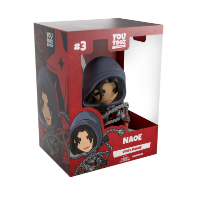 Figurinha de vinil NAOE com capuz azul escuro em embalagem vermelha de colecionáveis