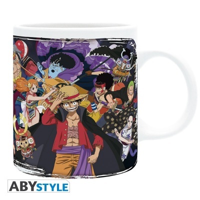 Caneca branca com personagens do anime One Piece coloridos
