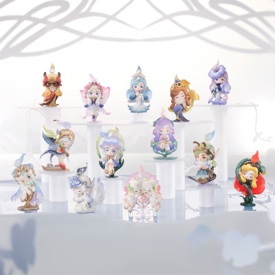 Figuras decorativas coloridas em suportes brancos