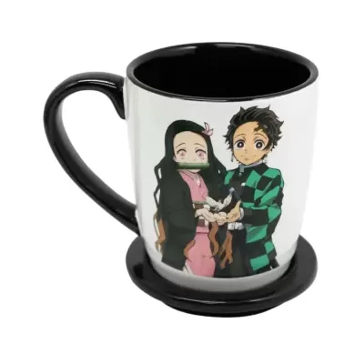 Caneca branca com interior e pega pretos, decorada com ilustração de personagens de anime