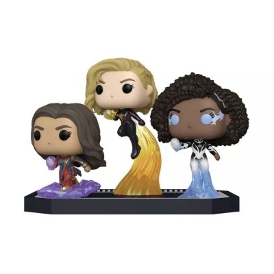 Três figuras Funko Pop de personagens femininas com efeitos de chama.