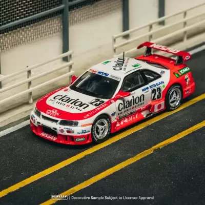 Miniatura de carro de corrida branco e vermelho com o número 23 em pista de corrida.