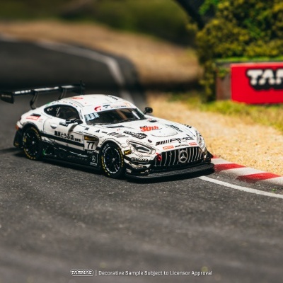 Miniatura de carro de corrida branca com decalques pretos e vermelhos na pista