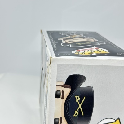 Caixa de brinquedo Funko Pop de personagem com chapéu preto e símbolo amarelo