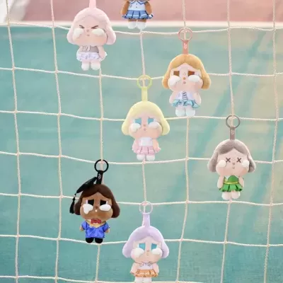 Bonecos de peluche tristes suspensos numa rede branca