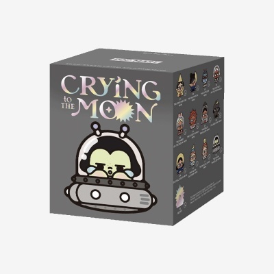 Caixa cinzenta de brinquedo colecionável CRYING TO THE MOON com personagem dentro de nave espacial e texto holográfico