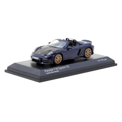 Miniatura de Porsche 718 Spyder RS azul com capô preto e rodas douradas