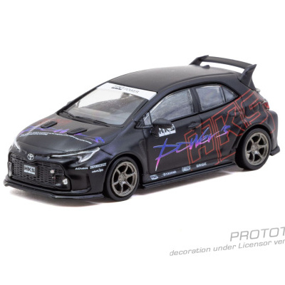 Carro de brinquedo preto com decalques coloridos e spoiler, em fundo branco