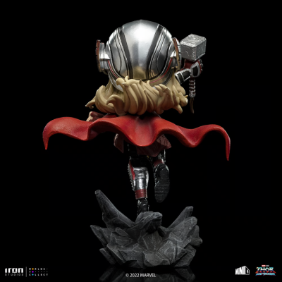 Figura de Thor com capacete prateado, capa vermelha e martelo em base rochosa.
