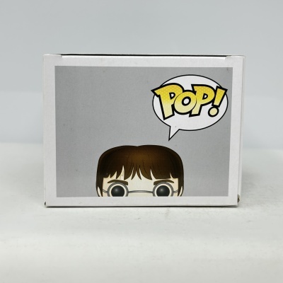 Caixa branca com figura estilizada e balão de fala POP!