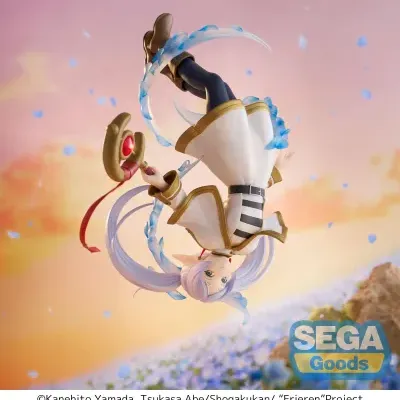 Figura colecionável de personagem anime com bastão e efeitos azuis