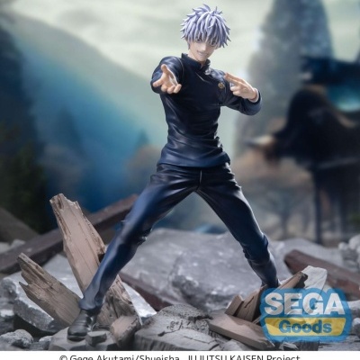 Figura colecionável de Gojo Satoru de roupa preta sobre base de destroços com logotipo SEGA.