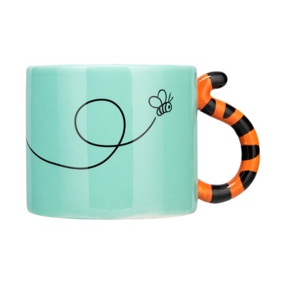 Caneca azul clara com desenho de abelha e pega em forma de cauda às riscas